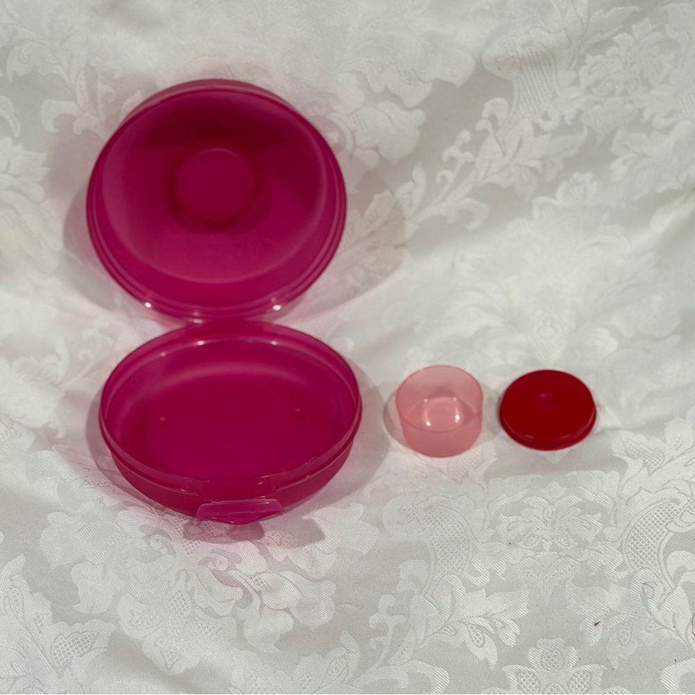 NEW!  Tupperware Fuchsia Round Container (LAST one) - Picture 4 of 7